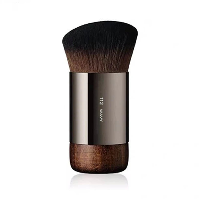 O pincel ideal para quem busca um acabamento profissional na maquiagem, com precisão e naturalidade em cada aplicação