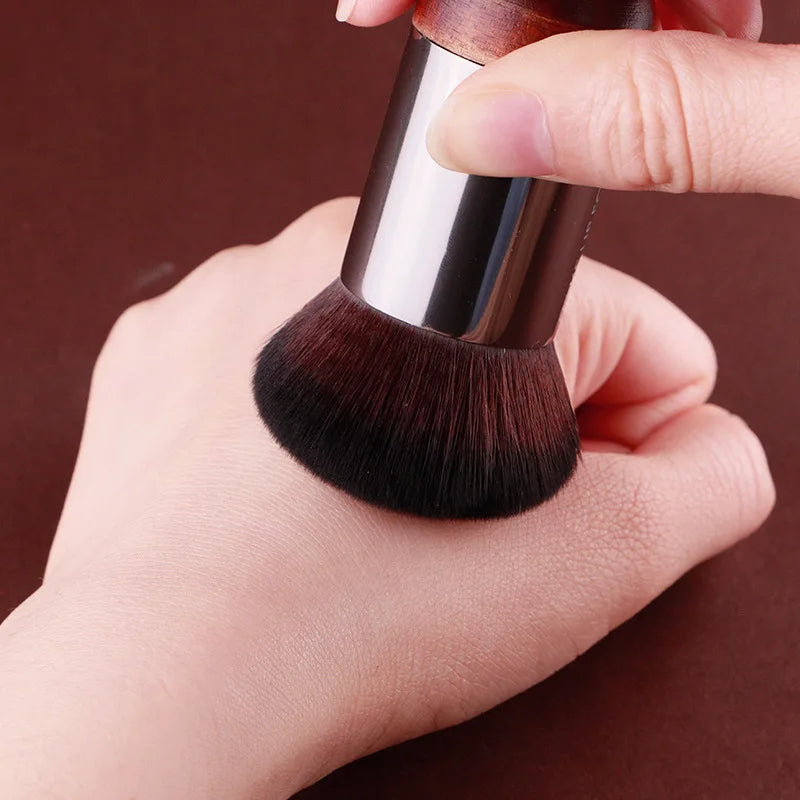 O pincel ideal para quem busca um acabamento profissional na maquiagem, com precisão e naturalidade em cada aplicação