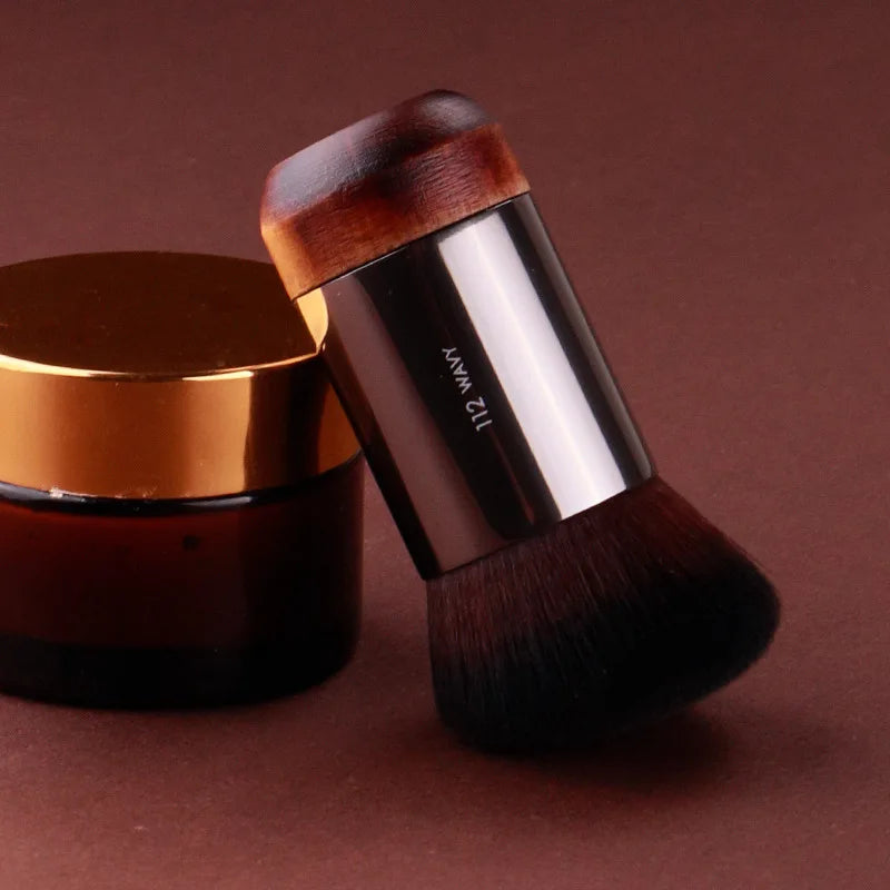 O pincel ideal para quem busca um acabamento profissional na maquiagem, com precisão e naturalidade em cada aplicação