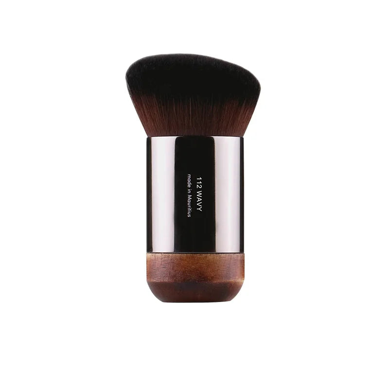 O pincel ideal para quem busca um acabamento profissional na maquiagem, com precisão e naturalidade em cada aplicação